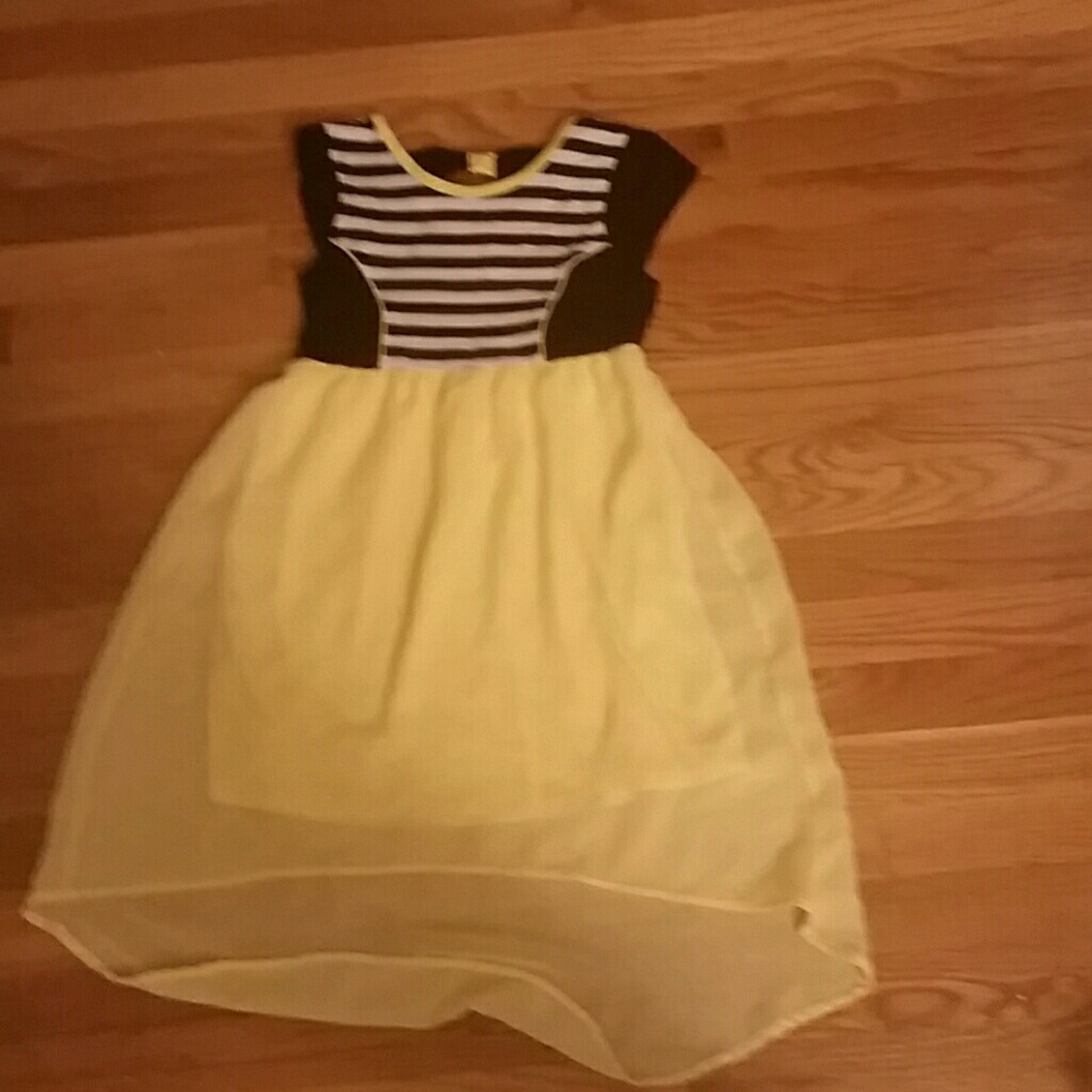 Black,yellow and white shirt sleeve dress